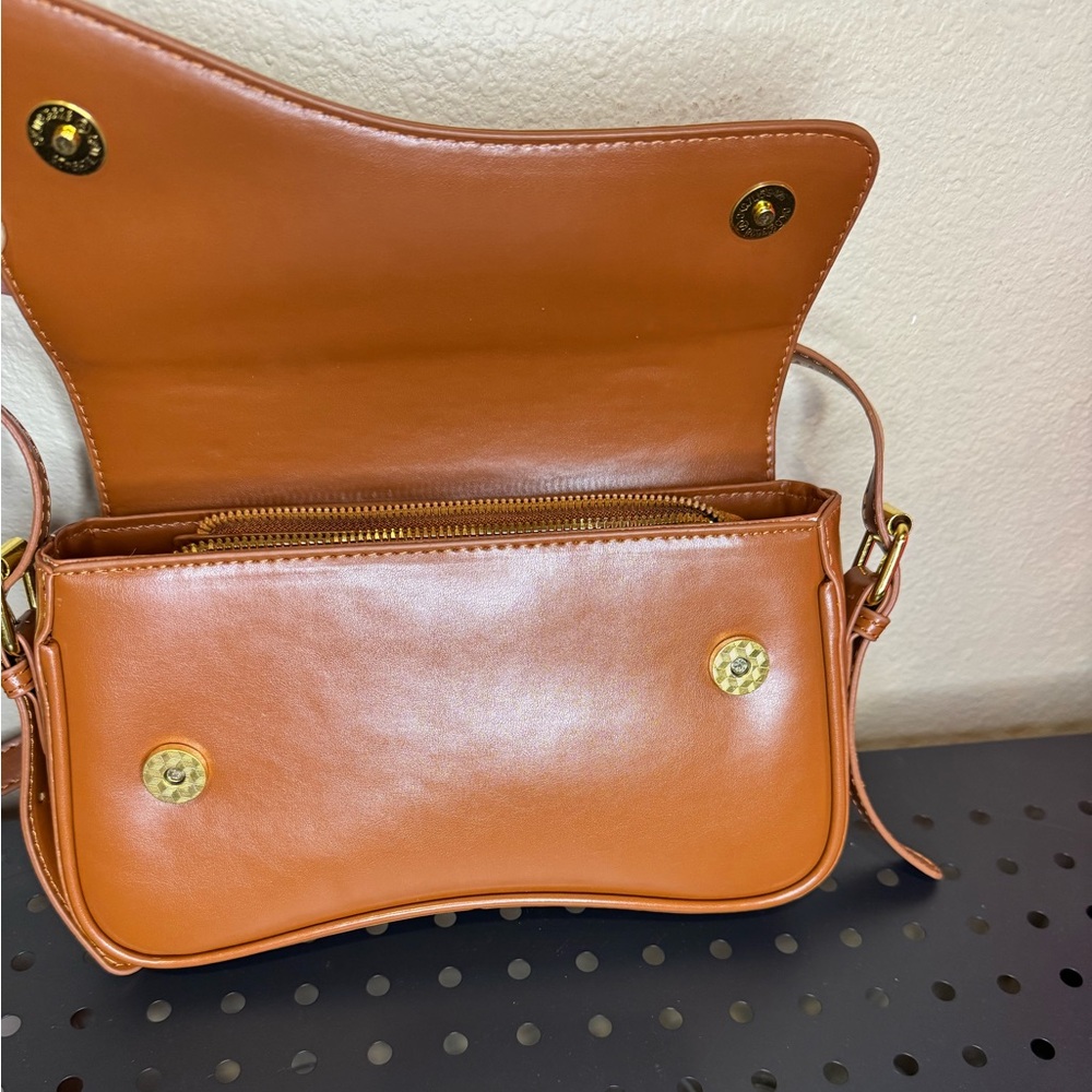 Elegant Tan Leather Shoulder Bag - Picture 3 of 6